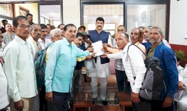 संविदा शाला शिक्षकों ने दिया मंत्री गोविंद सिंह राजपूत को ज्ञापन,  खाद्य मंत्री  राजपूत ने दिया आश्वासन, जल्द होगी कार्रवाई