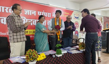 आचार्य परंपराओं ने भारत के 'सॉफ्टवेयर' को मजबूत किया, जिसकी बदौलत हम आतंकवाद और विदेशी हमलों के बाद भी बचे रहे - कुलगुरु डॉ. विजय मनोहर तिवारी