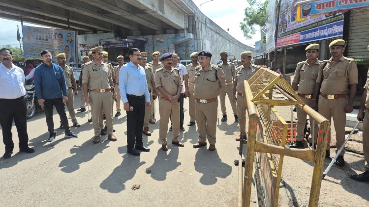शांति एवं सौहार्द बनाए रखने हेतु जिलाधिकारी व पुलिस अधीक्षक ने भ्रमण कर लिया जायजा