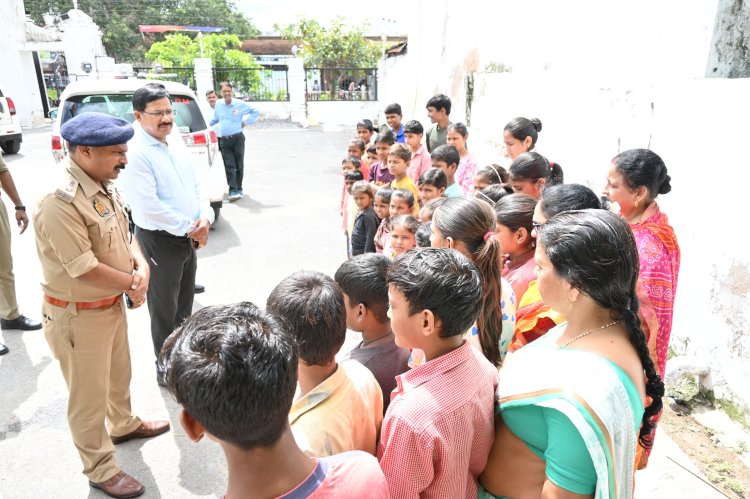 मिशन शक्ति 5.0 के तहत डीएम व एसपी ने कन्या विद्यालय में छात्राओं को किया जागरूक