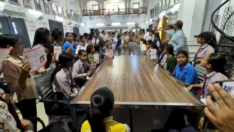 जिलाधिकारी व पुलिस अधीक्षक ने छात्राओं संग किया संवाद,   मिशन शक्ति 5.0 के तहत बच्चियों को बताया आत्मनिर्भरता, सुरक्षा और अधिकारों का संदेश