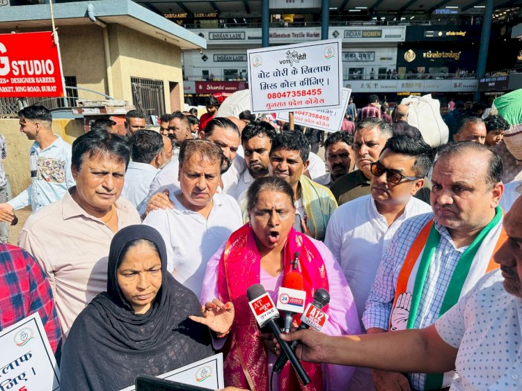 "वोट चोर-गद्दी छोड़ो" और "मारो वोट, मारो अधिकार" अभियान के तहत सूरत के कपड़ा बाज़ार में हस्ताक्षर अभियान आयोजित