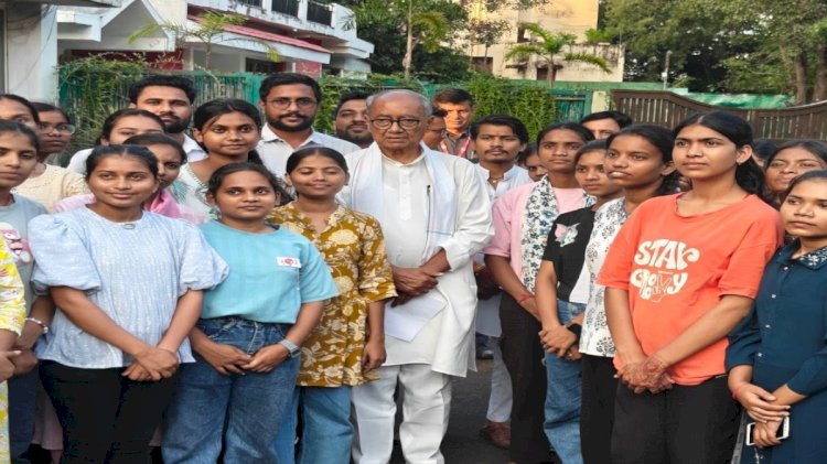 दिग्विजय सिंह से मिले छात्र-छात्राएं न्याय की गुहार लगाई  ,MP के 12 शासकीय नर्सिंग कॉलेजों को नहीं मिली मान्यता