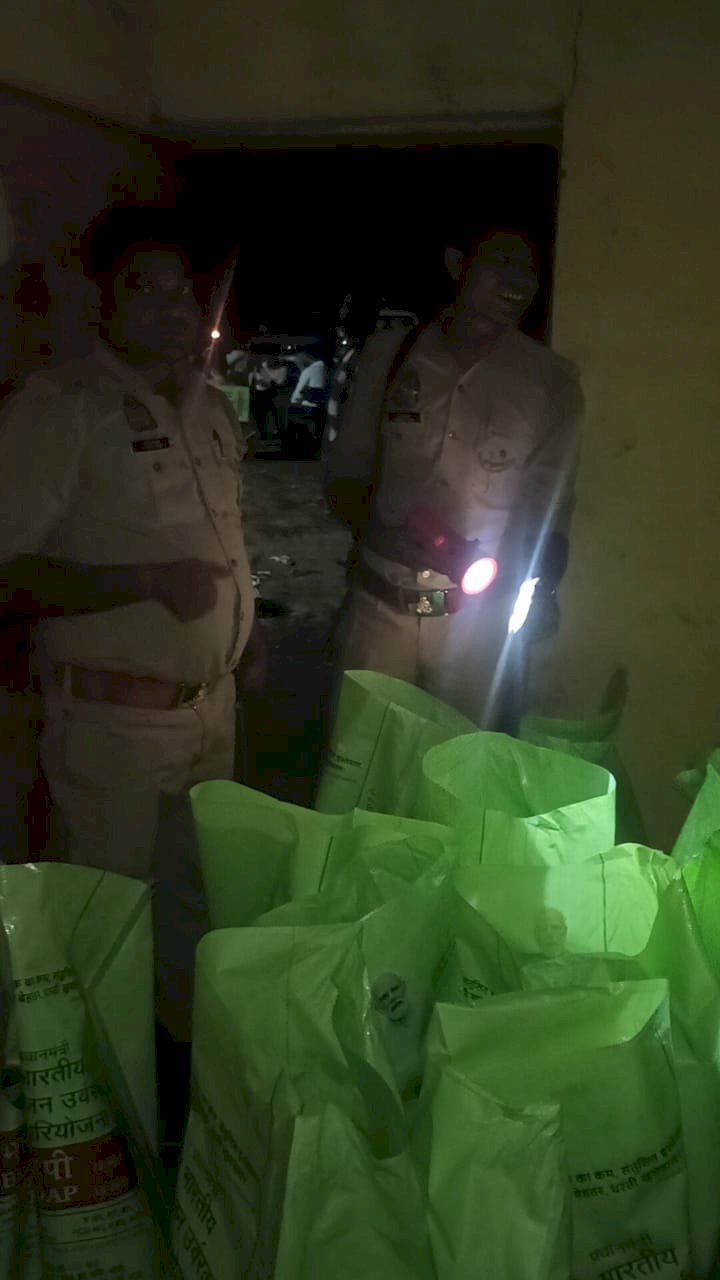 डीएम के निर्देश पर नकली खाद बनाने का कारखाना पकड़ा गया।   इफको ब्रांड की 102 बोरी नकली खाद, कच्चा माल, सिलाई मशीन व जेनरेटर बरामद