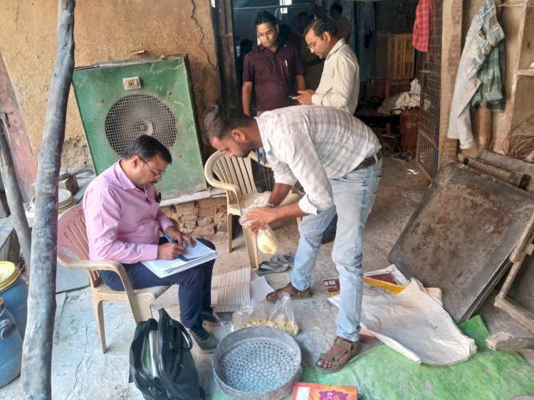माधौगढ़ व जालौन तहसील में कार्यवाही कर विभिन्न प्रतिष्ठानों से मिठाई, सोहन पापड़ी, खोया, दूध, चीनी के गट्टे के नमूने संगृहीत किए व 400 किलोग्राम सोहन पापड़ी, 200 किलोग्राम चीनी का गट्टे, 80 किलोग्राम खोया नष्ट कराया।