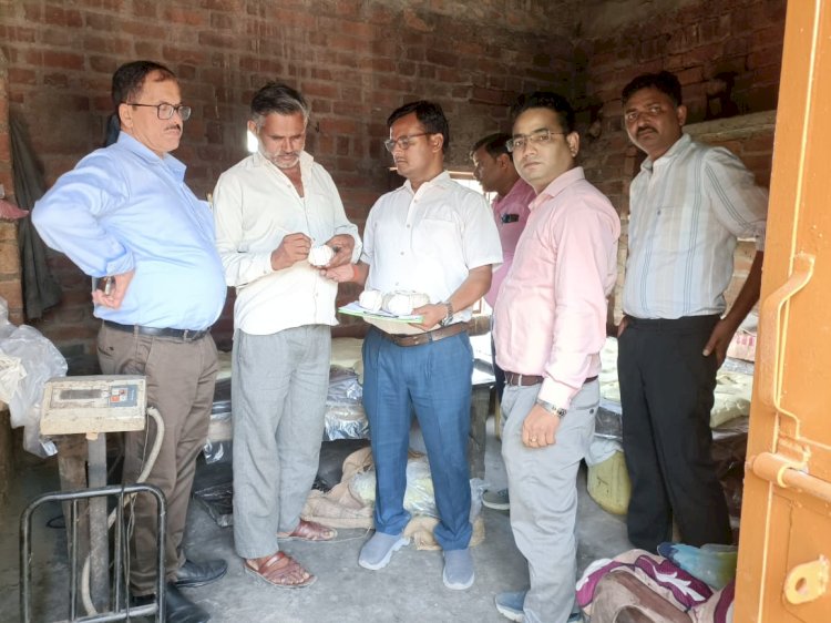 खोया भट्ठियों पर खाद्य सुरक्षा एवं औषधि प्रशासन विभाग की ताबड़तोड़ कार्यवाही, 160 किलोग्राम खोया नष्ट कराया।