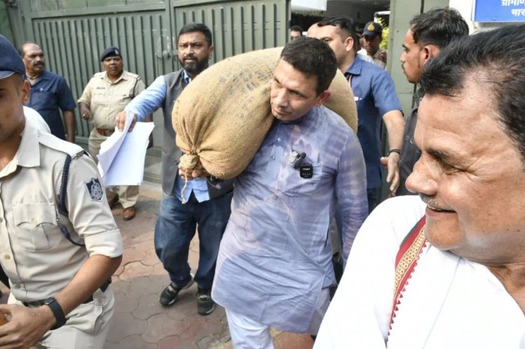 शिवराज सिंह के घर कंधे पर बोरी लादकर पहुंचे जीतू पटवारी, पुलिस ने रोका तो पीसीसी से पैदल गए पटवारी,मचा सियासी हंगामा!