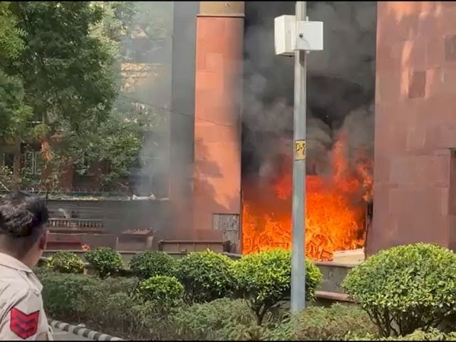 सांसदों के आवास ‘ब्रह्मपुत्र अपार्टमेंट’ में भीषण आग, संसद से 200 मीटर दूर इमारत; दमकल की 6 गाड़ियां मौके पर