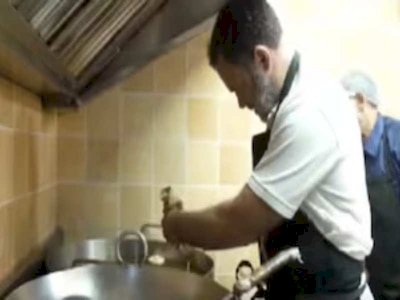 राहुल गांधी ने दिवाली पर इमरती और लड्डू बनाए: पुरानी दिल्ली की मशहूर दुकान पर ऐसे मनाया त्योहार,सोशल मीडिया पर  वीडियो वायरल