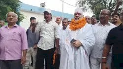 BJP नेता अजय कुमार झा ने 'कफ़न' ओढ़कर भरा निर्दलीय पर्चा,पत्नी और समर्थकों के साथ नामांकन के लिए पहुंचे