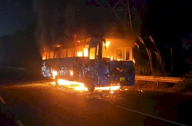 70 यात्रियों से भरी डबल डेकर बस में लगी आग, सवारियों के कूदते ही जलकर खाक ; 20 झुलसे