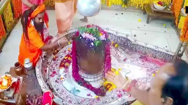महाकाल मंदिर   में पुजारी और महंत भिड़े:गर्भगृह में गालीगलौज-हाथापाई तक हुई; दोनों ने एक-दूसरे को देख लेने की धमकी दी
