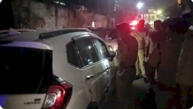 DM आवास के पास अंदर से लॉक कार में मिली युवक की लाश, सिर में गोली लगी; रिवॉल्वर बरामद