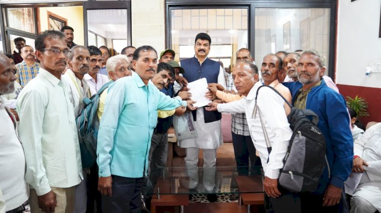 संविदा शाला शिक्षकों ने दिया मंत्री गोविंद सिंह राजपूत को ज्ञापन,  खाद्य मंत्री  राजपूत ने दिया आश्वासन, जल्द होगी कार्रवाई