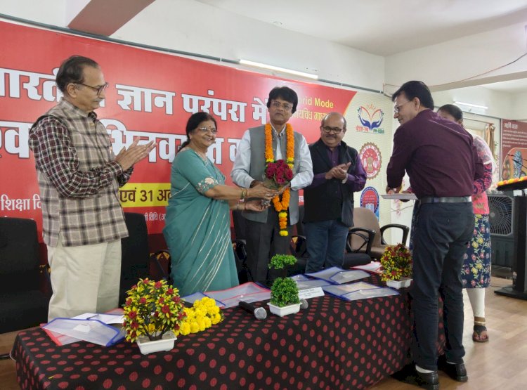 आचार्य परंपराओं ने भारत के 'सॉफ्टवेयर' को मजबूत किया, जिसकी बदौलत हम आतंकवाद और विदेशी हमलों के बाद भी बचे रहे - कुलगुरु डॉ. विजय मनोहर तिवारी