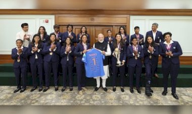 चैम्पियन बेटियों से मिले PM मोदी, कप्तान हरमनप्रीत कौर ने भेंट की जर्सी