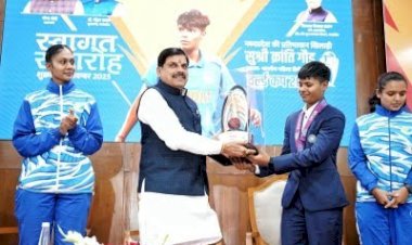 विश्व कप विजेता क्रांति गौड़ का मुख्यमंत्री ने किया सम्मान,  की बड़ी घोषणा क्रांति के पिता की होगी पुलिस में बहाली, छतरपुर में बनेगा क्रिकेट स्टेडियम