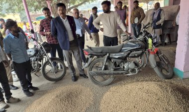 जिलाधिकारी व पुलिस अधीक्षक ने किया नवीन गल्ला मंडी जालौन का निरीक्षण - किसानों को एमएसपी  मूल्य से अधिक उचित मूल्य दिलाने के दिए सख्त निर्देश