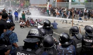नेपाल में एक बार फिर बवाल, सड़क पर उतरे Gen Z प्रदर्शनकारी, पुलिस से हुई भिड़ंत लगाना पड़ा कर्फ्यू