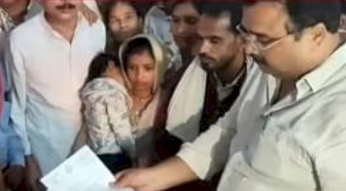 सांसद ने ऑपरे​​​​​​​टर को थप्पड़ जड़ा:अंबेडकर प्रतिमा पर माला चढ़ाकर उतरते वक्त झटका लगा तो भड़के गणेश सिंह, कांग्रेस विधायक सिद्धार्थ ने दिया धरना; एक्शन की मांग तेज