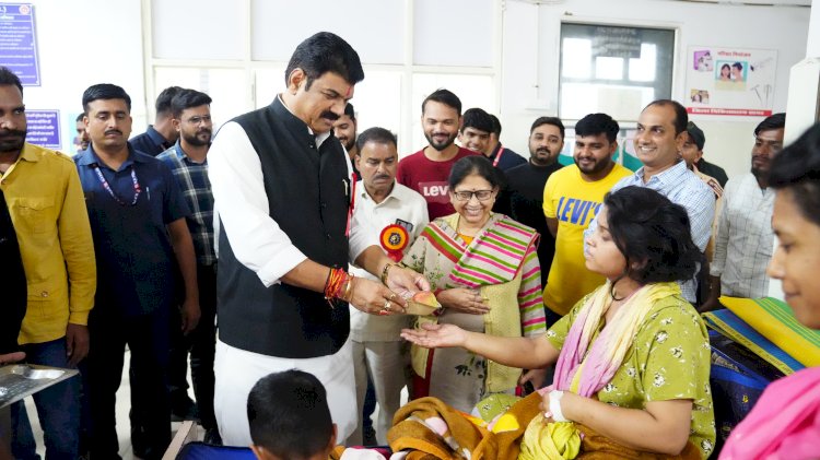 हर व्यक्ति को बेहतर स्वास्थ्य सुविधाएं मुहैया कराना हमारा संकल्प : गोविंद सिंह राजपूत,  मप्र के 70वें स्थापना दिवस के अवसर पर खाद्य मंत्री ने सागर जिला चिकित्सालय में बांटे फल और मिठाइयां