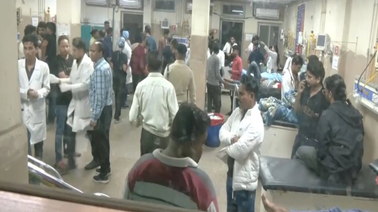 यात्रियों से भरी बस 50 फिट नीचे खाई में गिरी, 3 की मौत 33 घायल : इंदौर में दर्दनाक हादसा