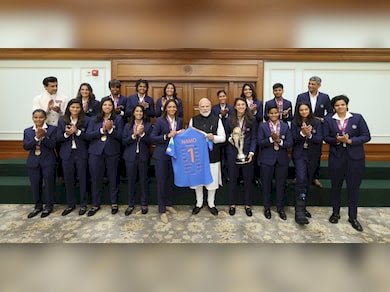 चैम्पियन बेटियों से मिले PM मोदी, कप्तान हरमनप्रीत कौर ने भेंट की जर्सी