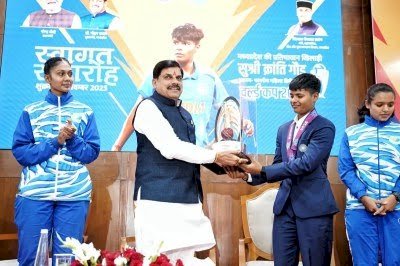 विश्व कप विजेता क्रांति गौड़ का मुख्यमंत्री ने किया सम्मान,  की बड़ी घोषणा क्रांति के पिता की होगी पुलिस में बहाली, छतरपुर में बनेगा क्रिकेट स्टेडियम