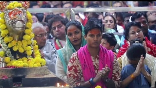 विमेंस वर्ल्ड कप विजेता : क्रिकेटर दीप्ति शर्मा ने किए बाबा महाकाल के दर्शन, भस्म आरती में हुईं शामिल  , मंदिर समिति ने प्रसाद-दुपट्टा भेंट कर किया सम्मानित