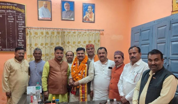 उत्तर प्रदेश राज्य उपभोक्ता सहकारी संघ के निदेशक मनोज कृष्ण गुप्ता का जनपद जालौन आगमन पर सहकारीजनों ने किया भव्य स्वागत
