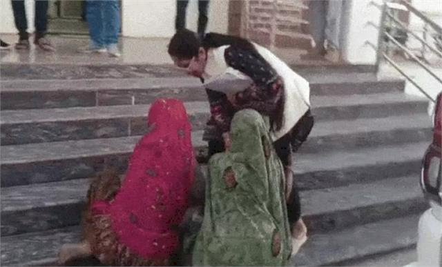 आदिवासी महिला ने तहसीलदार के पकड़े पैर, कार में बैठ निकल गईं  मैडम , बेबस सास-बहू ने लगाई न्याय की गुहार, बोलीं–न्याय नहीं मिला तो दे देंगे जान