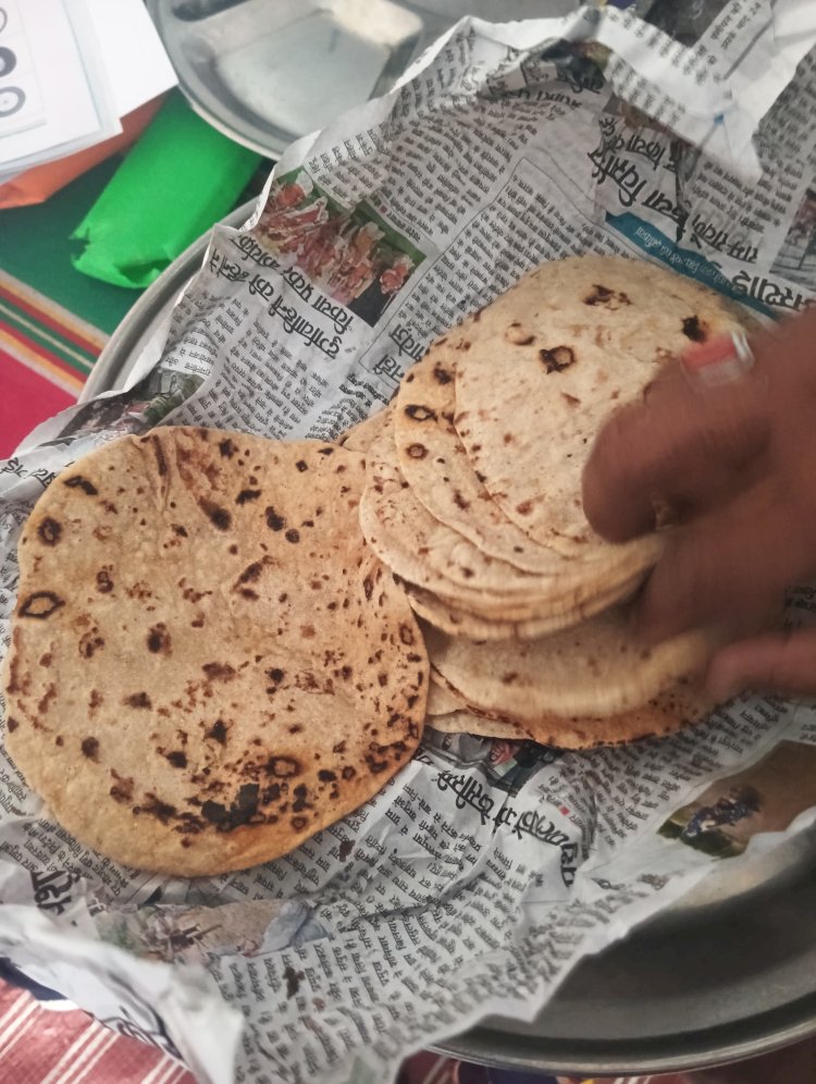 गरीब बच्चों के मध्यान भोजन में : बच्चों को मिल रही जली हुई रोटी और पानी जैसी दाल कोई नहीं देख  रहा है आंगनबाड़ी के हाल