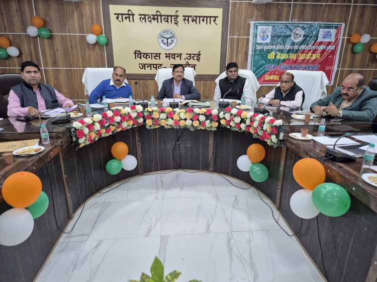 जिलाधिकारी ने विकास योजनाओं और निर्माण कार्यो की समीक्षा में अफसरों /अधिशासी अभियंता को दिए सख्त निर्देश, लापरवाह अधिकारियों पर होगी कार्रवाई।