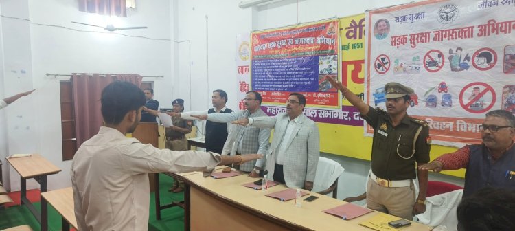 यातायात माह नवम्बर में सड़क सुरक्षा जागरूकता अभियान के तहत छात्र छात्राओं को बताए गए यातायात के नियम.