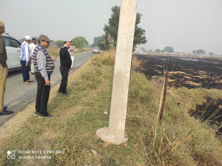 पराली जलाना पूर्णतः प्रतिबंधित : जनपद में तीन किसानों सहित लापरवाह कर्मचारियों पर भी कार्रवाई,   प्रवर्तन टीम ने मौके पर पकड़कर किसानों को सौंपा पुलिस के हवाले, लेखपाल व ग्राम पंचायत अधिकारी पर भी की गई कार्यवाही।