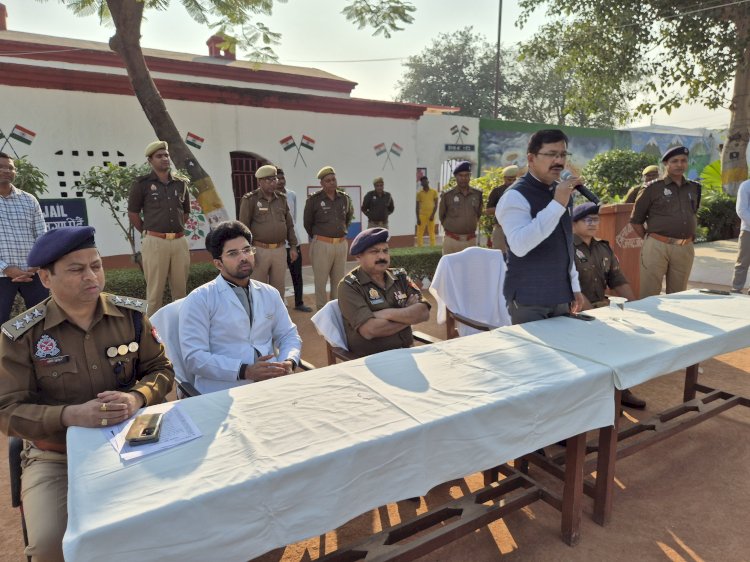 संविधान दिवस पर जिला कारागार में बंदियों को दिलाई गई शपथ, वितरित किए गए गर्म वस्त्र