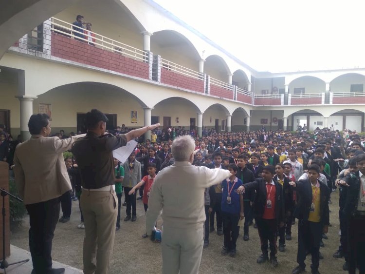 यातायात माह में विवेकानन्द द ग्लोबल स्कूल, कोंच में संविधान दिवस पर यातायात व साइबर सुरक्षा की मिली सीख