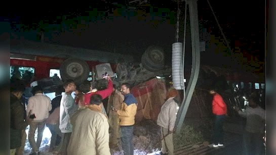 पुल तोड़कर रेलवे ट्रैक पर गिरा ट्रक, गरीब रथ एक्सप्रेस बाल-बाल बची, रूट बाधित-कई ट्रेनें लेट