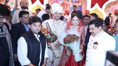 सामूहिक सम्मेलन में निकली CM मोहन यादव के बेटे अभिमन्यु की बारात,22 दूल्हों संग  विवाह स्थल पहुंचे अभिमन्यु–इशिता