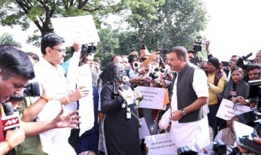 MP विधानसभा सत्र में कांग्रेस का अनोखा विरोध प्रदर्शन : पूतना' बन कर आई कांग्रेस विधायक! कप-सिरप कांड पर कांग्रेस का हल्ला बोल