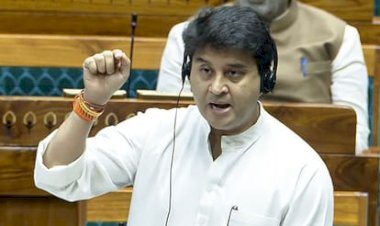 ज्योतिरादित्य सिंधिया ने लोकसभा में विपक्ष को दिया करारा जवाब,साइबर फ्रॉड के कैंसर से बचाना चाहता हूं', बोले सिंधिया, कार्ति चिदंबरम ने संचार साथी ऐप पर सरकार को घेरा