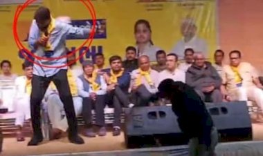 AAP विधायक पर फेंका गया जूता, महिला ने स्टेज से कूद जमकर की पिटाई, बीजेपी-कांग्रेस पर भड़के केजरीवाल