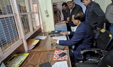 नगर पालिका जालौन में लापरवाही पर जिलाधिकारी ने दो लिपकों पर विभागीय कार्यवाही व अधिशासी अधिकारी को प्रतिकूल प्रविष्टि के निर्देश