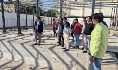 तरणताल सौंदर्यीकरण का जिलाधिकारी ने किया निरीक्षण, 31 दिसंबर तक निर्माण पूरा करने के निर्देश