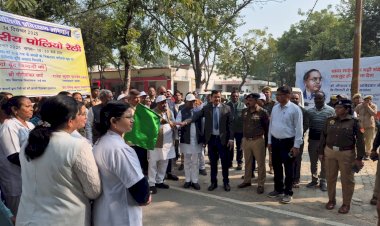 कलेक्ट्रेट परिसर से पल्स पोलियो अभियान रैली को जनप्रतिनिधियों एवं अधिकारियों ने दिखाई हरी झंडी