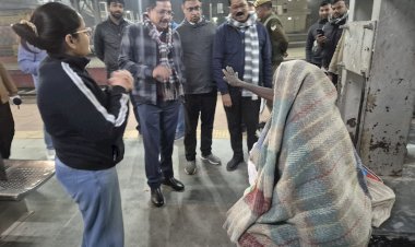 शीतलहर में राहत कार्यों की समीक्षा, जिलाधिकारी ने रैन बसेरों व अलाव का किया निरीक्षण,   उरई रेलवे स्टेशन व जिला अस्पताल सहित प्रमुख स्थलों पर व्यवस्थाएं परखी, जरूरतमंदों को वितरित किए कंबल