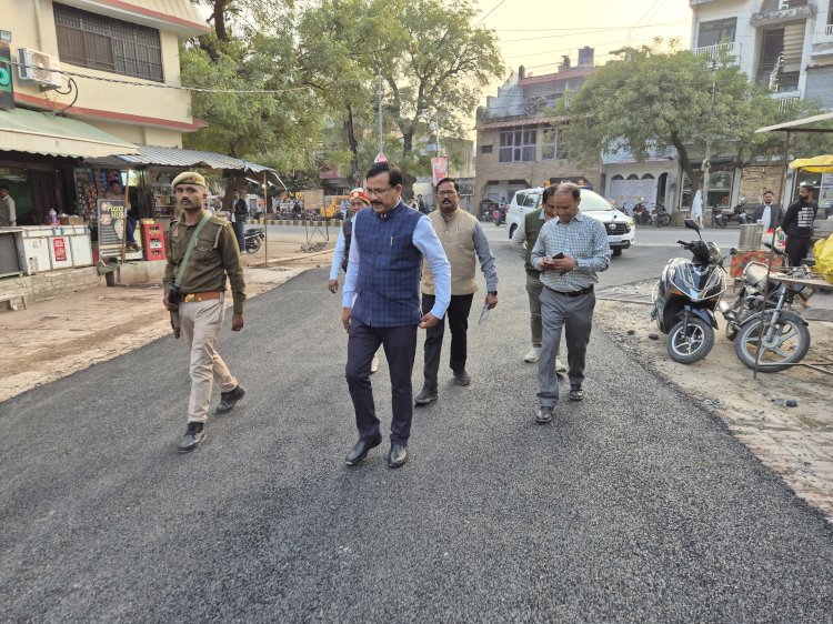 सड़क निर्माण में लापरवाही पर डीएम सख्त, बेस सही न मिलने पर निर्माण कार्य तुरंत रुकवाया
