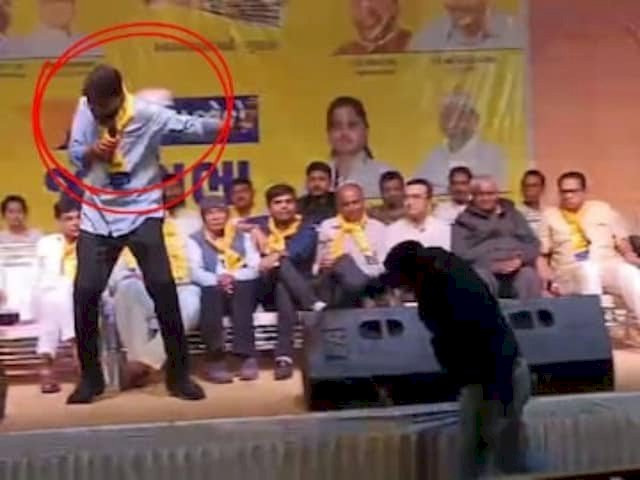 AAP विधायक पर फेंका गया जूता, महिला ने स्टेज से कूद जमकर की पिटाई, बीजेपी-कांग्रेस पर भड़के केजरीवाल
