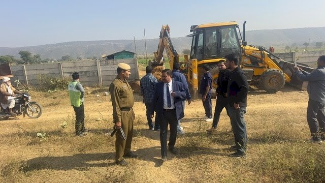 CM मोहन यादव का बुलडोजर एक्शन, मध्य प्रदेश में 250 बीघा सरकारी जमीन पर अवैध कब्जे का सफाया