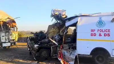 MP भीषण सड़क हादसा :बम स्क्वॉड के चार जवानों की मौत, एक गंभीर, ट्रक से टकरा गई थी जीप,सीएम डॉ मोहन यादव ने जताया शोक, कहा- भीषण हादसा हृदयविदारक है